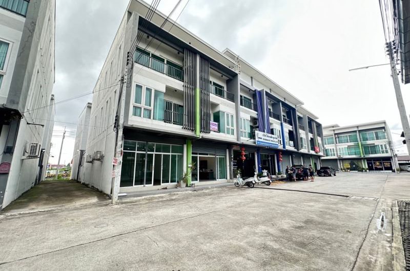 Sriracha commercial building for rent, 2 units, corner unit, great  location, near Surasak Municipality community.