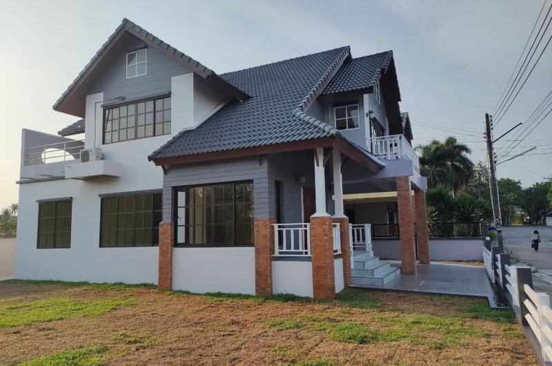 Second hand detached house, newly renovated, Country Home Village 1, Surasak, Sriracha, Chonburi.