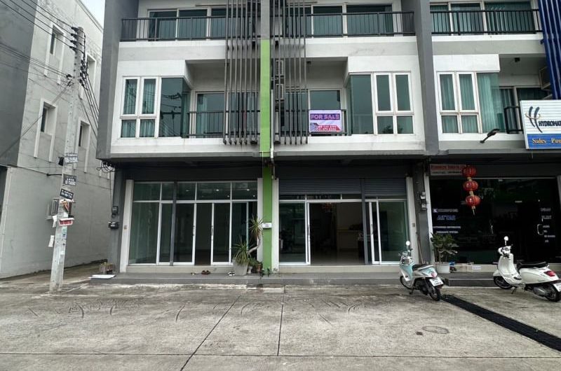 Sriracha commercial building for rent, 2 units, corner unit, great  location, near Surasak Municipality community.