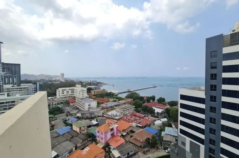 Sriracha Bay View Condo for sale in the heart of the city, beautiful room, high floor, good location, sea view.