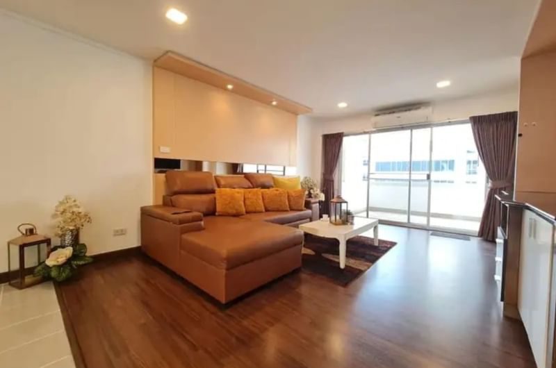 Sriracha Bay View Condo for sale in the heart of the city, beautiful room, high floor, good location, sea view.