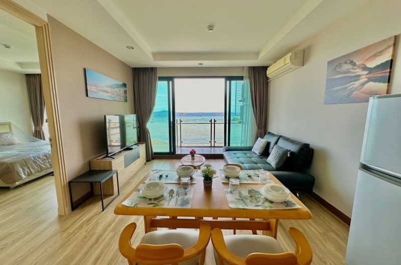 Ladda Plus Condo Sriracha, high floor, sea view, beautiful room, fully furnished, move in Ready