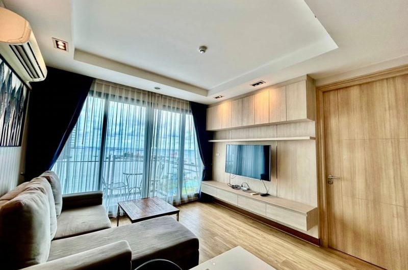 For rent: Ladda Plus Condo, beautiful room, fully decorated, in the heart of Sriracha city. Near Robinson Department Store