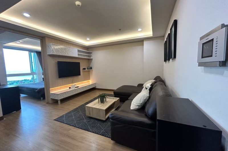 Ladda Condo View, great price, beautiful room, high floor, fully decorated, good location, near Robinson Sriracha department store.