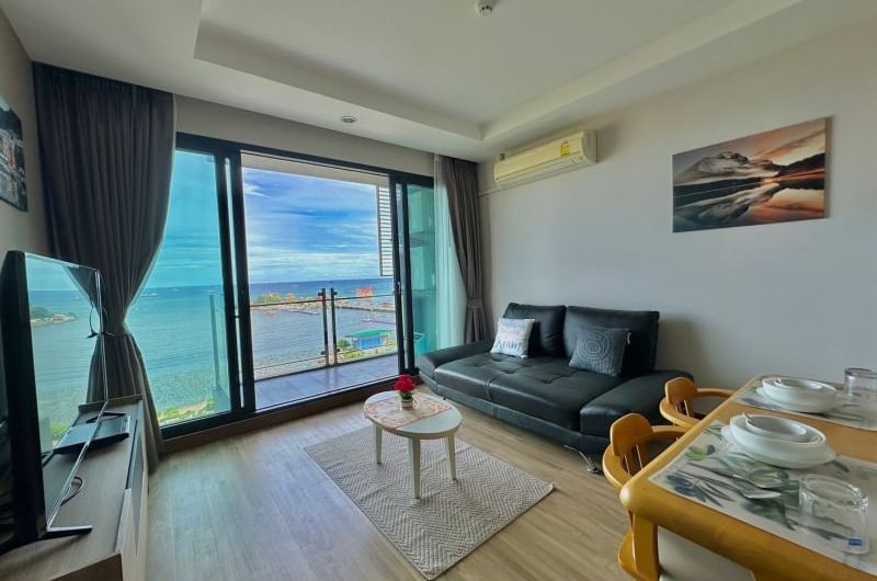 Ladda Plus Condo Sriracha, high floor, sea view, beautiful room, fully furnished, move in Ready