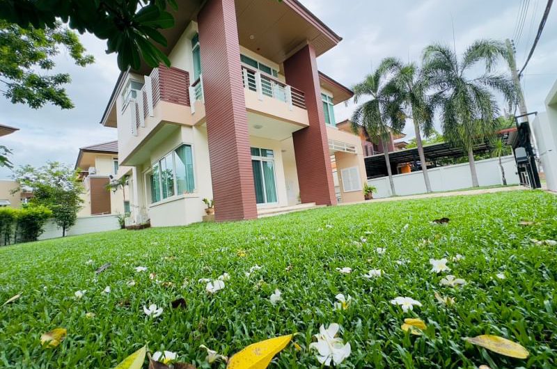 Beautiful house in Sriracha Decorated with furniture, The Boulevard Sriracha Project, Chonburi.