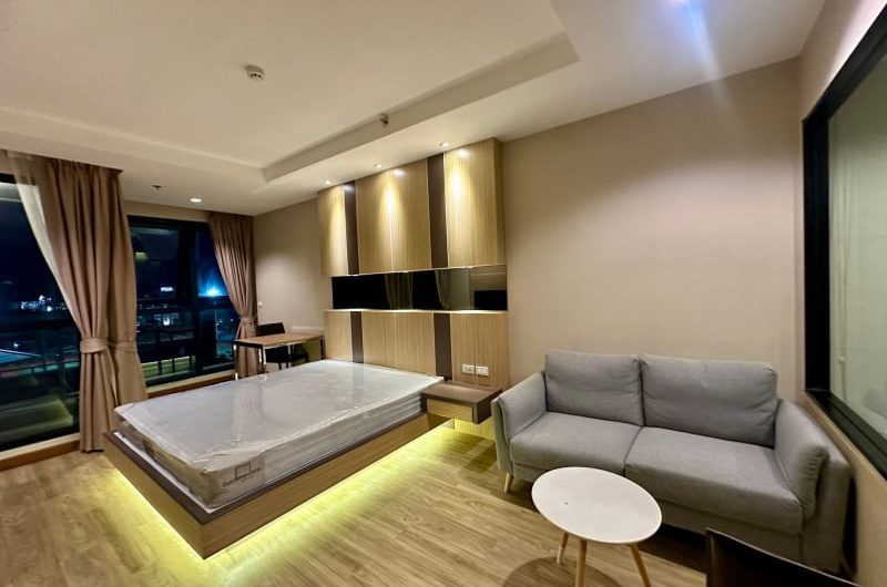 Ladda Plus Condo for rent, beautiful room, high floor, fully furnished, move in Ready