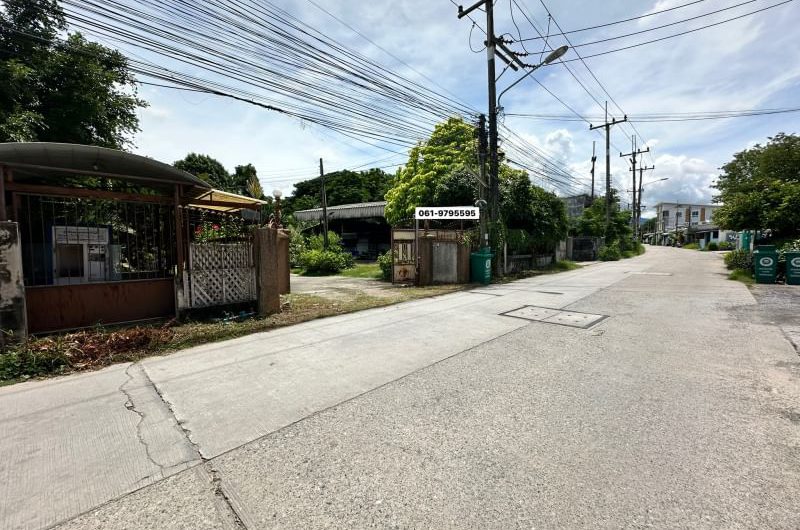 Land for sale with buildings near Chatuchak Market, Chonburi