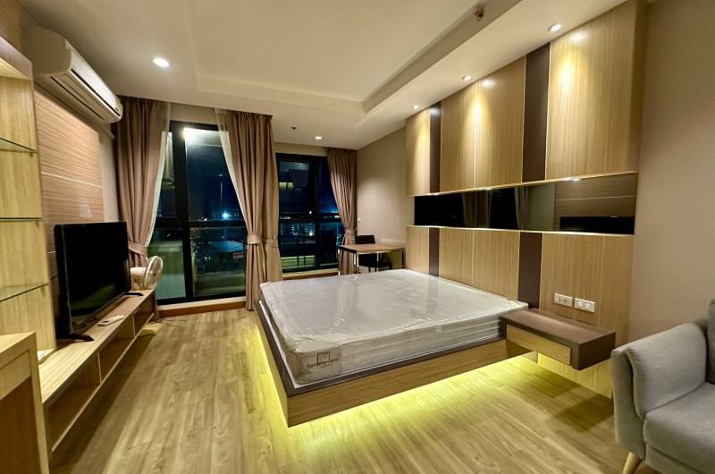 Ladda Plus Condo for rent, beautiful room, high floor, fully furnished, move in Ready