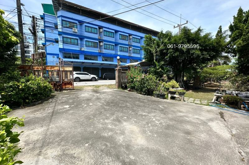 Land for sale with buildings near Chatuchak Market, Chonburi