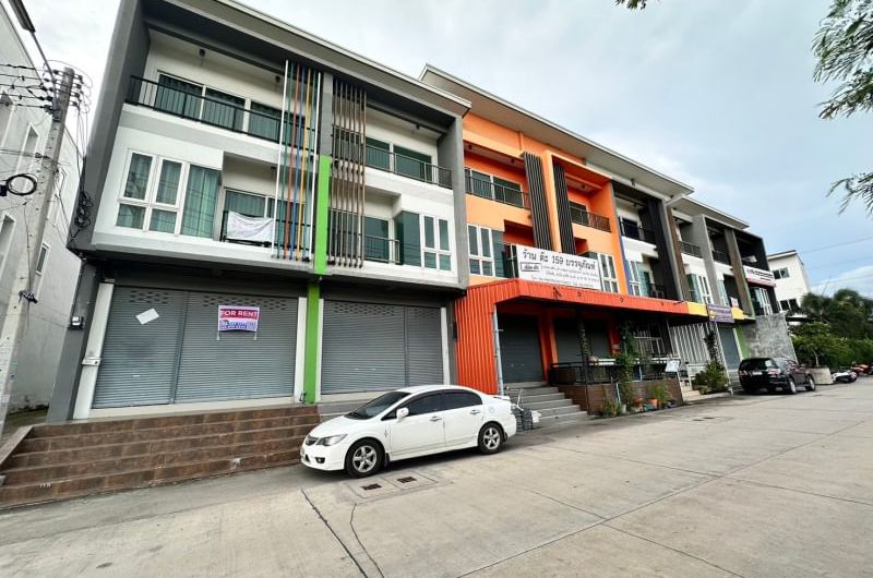 Commercial building for rent, modern style, good location, cheap price, next to Pinthong Industrial Estate