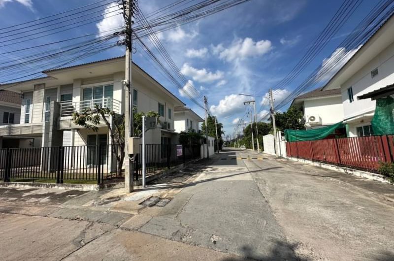 Large second-hand detached house, Pruksa Nara housing project, Nong Mon, Chonburi