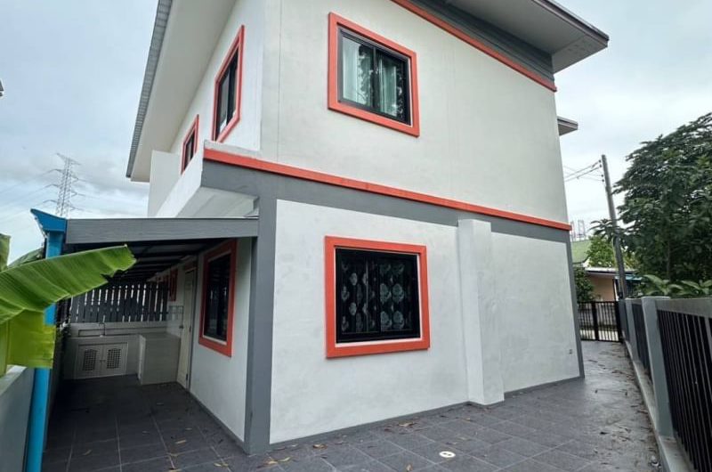 For sale: 2-storey townhouse, newly renovated, Soi Poon Sin, Kao Kilo Road, Sriracha, Chonburi