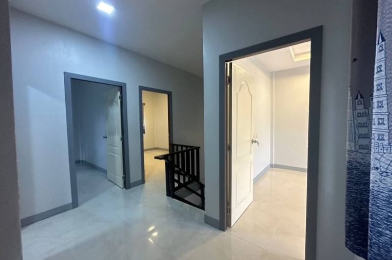 For sale: 2-storey townhouse, newly renovated, Soi Poon Sin, Kao Kilo Road, Sriracha, Chonburi