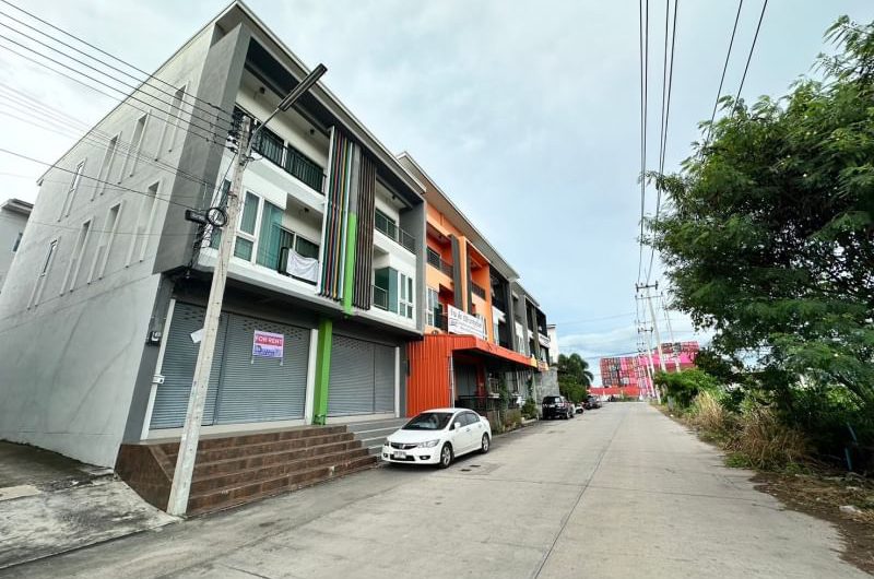 Commercial building for rent, modern style, good location, cheap price, next to Pinthong Industrial Estate