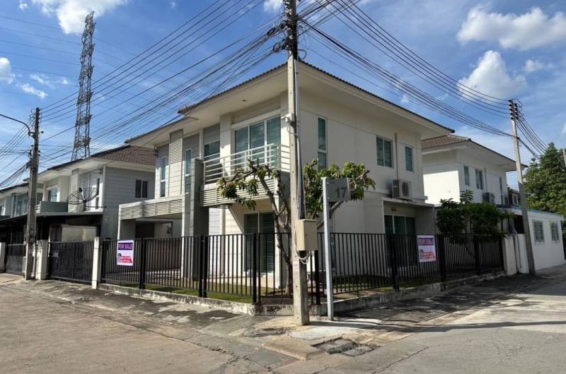 Large second-hand detached house, Pruksa Nara housing project, Nong Mon, Chonburi