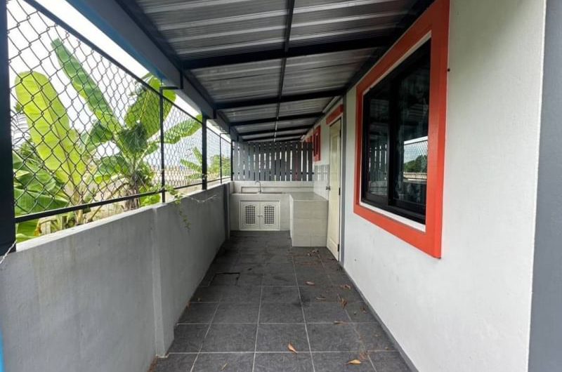 For sale: 2-storey townhouse, newly renovated, Soi Poon Sin, Kao Kilo Road, Sriracha, Chonburi