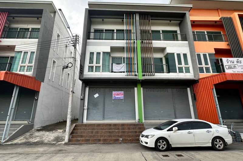 Commercial building for rent, modern style, good location, cheap price, next to Pinthong Industrial Estate