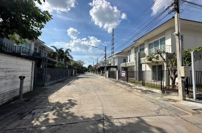 Large second-hand detached house, Pruksa Nara housing project, Nong Mon, Chonburi