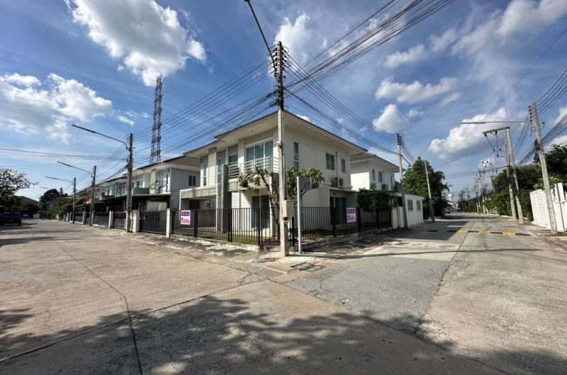 Large second-hand detached house, Pruksa Nara housing project, Nong Mon, Chonburi