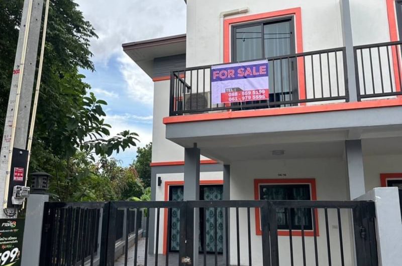 For sale: 2-storey townhouse, newly renovated, Soi Poon Sin, Kao Kilo Road, Sriracha, Chonburi