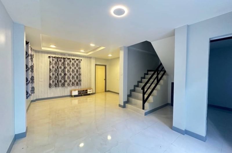 For sale: 2-storey townhouse, newly renovated, Soi Poon Sin, Kao Kilo Road, Sriracha, Chonburi