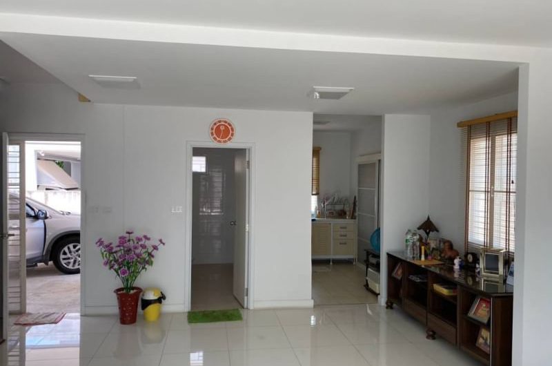 Large second-hand detached house, Pruksa Nara housing project, Nong Mon, Chonburi