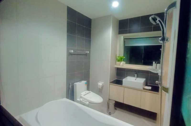 Ladda Plus Condo for rent, great price, beautiful room, fully decorated, good location, near Robinson Sriracha shopping mall.