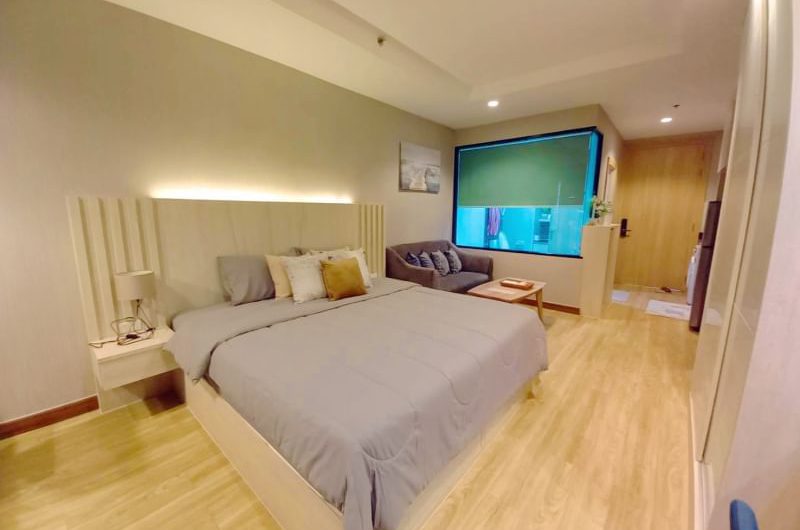 Ladda Plus Condo for rent, great price, beautiful room, fully decorated, good location, near Robinson Sriracha shopping mall.