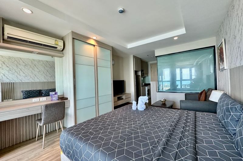 For rent Ladda Plus Condo, city center, beautiful room, fully furnished, move in Ready, near Robinson Sriracha Mall