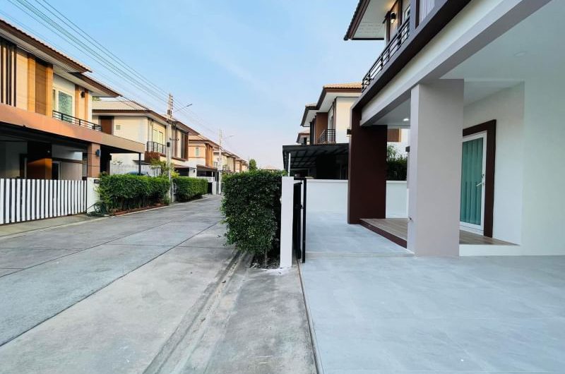 For sale: 2-storey townhouse, The Central Life Sriracha-Suan Suea project, Chonburi