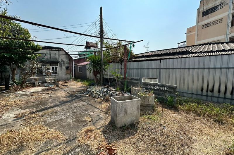 Land for sale in South Pattaya, Soi Wat Tham Samakkhi, with buildings, great  location, near Sukhumvit Road