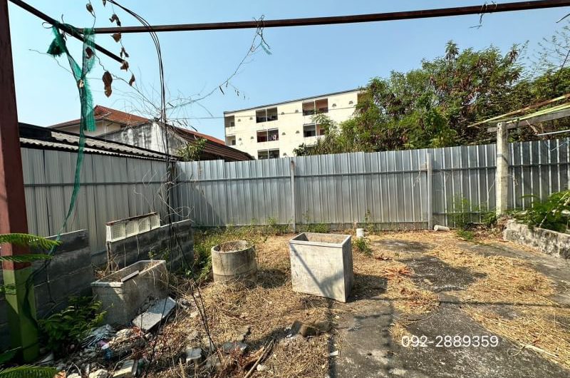 Land for sale in South Pattaya, Soi Wat Tham Samakkhi, with buildings, great  location, near Sukhumvit Road